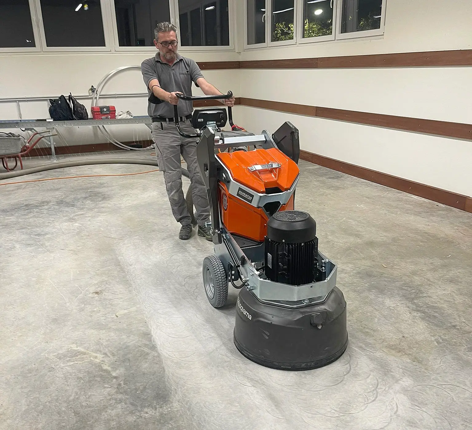 Klemmer_schleift_Beton